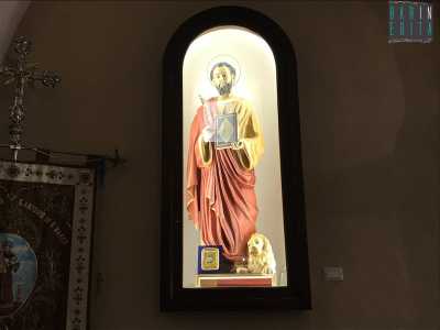 L'ultima nicchia in cui ci imbattiamo custodisce una piccola scultura di San Marco, caratterizzato da una vistosa veste gialla e rossa